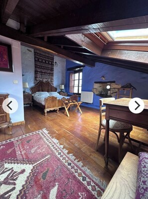 Habitación amplia de estilo rural